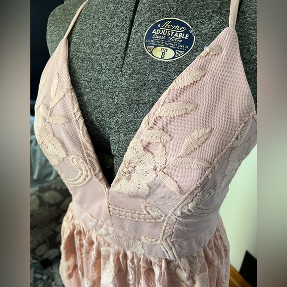 Beautiful lace open back dress - Picture 4 of 11